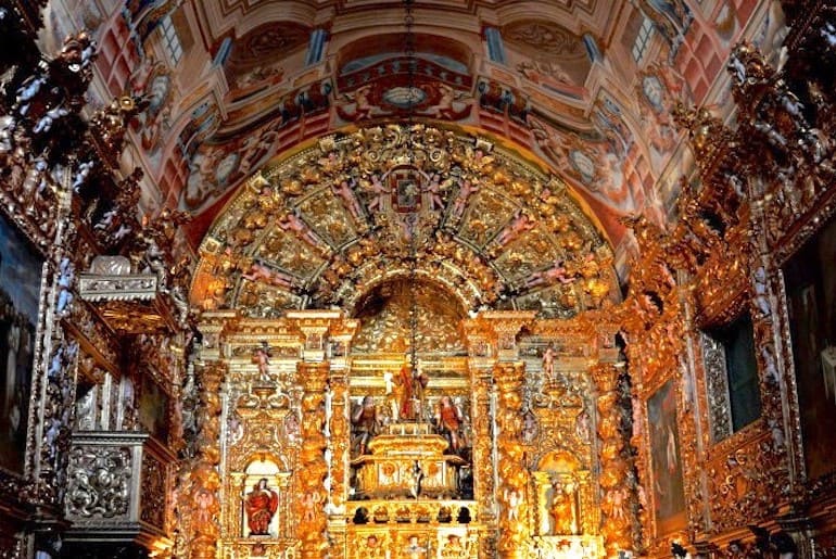A talha dourada no interior da Igreja de Santo António, Lagos